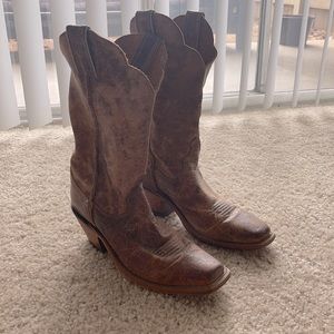 Women’s Justin distressed cowbow boots